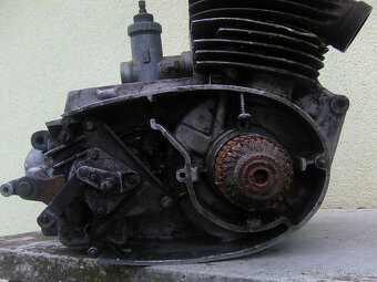 Jawa 350/354 - motor,podsedlové plechy,výfuky s koleny a dal - 4