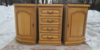 Masivní světlá komoda - 4