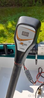 Laminátová loďka s elektromotorem - 4