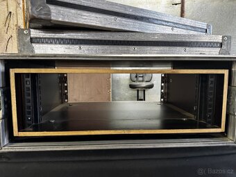Odpružený rack 3U - 4