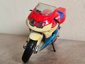 Model motorky Yamaha FZR 600R - Maisto 1/18 - 4