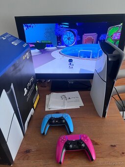 PS5 Slim 1TB digital + dva ovladače - 4