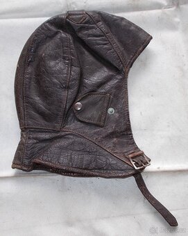 Stará, kožená motokukla. - 4