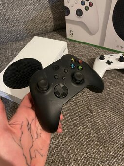 Xbox series s + 2 ovladače - 4