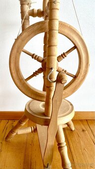 Starý krásný velký dřevěný kolovrat - 4