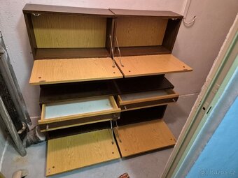 skříň šedá se šuplíky, policemi a dvířky - 4