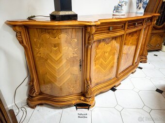 Luxusní barokní jídelní set – stůl + 6 židlí + velká vitrína - 4