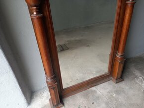 Starožitné zrcadlo v dřevěném ramu - 4