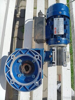 Elektromotor s převodovkou - 4