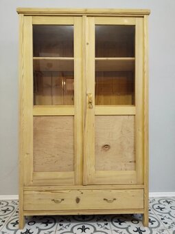 Stará skříň, skříňka, knihovna po renovaci - 4