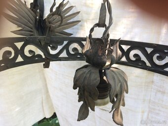 Kovový tepaný starožitný lustr - 4
