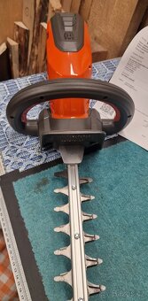 Prodávám aku plotostřih Husqvarna 215i HD45 (solo) - 4