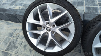 18 originál SEAT VW ŠKODA 5x112 zánovní zimní 225/40 R18 - 4