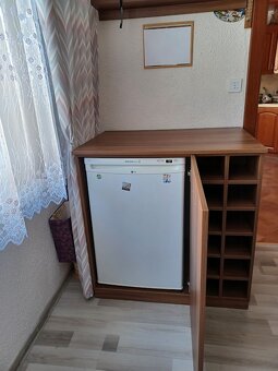 komoda s policemi – dekor dřeva - 4