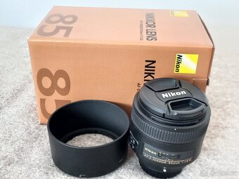 Objektiv Nikon, FX, AF-S Nikkor 85 mm,  1,8 G + sluneční clo - 4