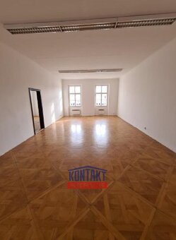 Pronájem bytu 3+1 přímo na náměstí Přemysla Otakara II, v Če - 4