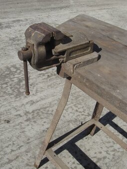 Starý dílenský ponk se svěrákem - 4