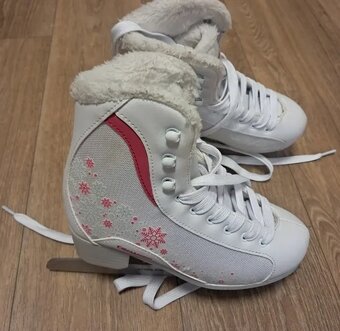 Lední brusle dívčí pěkný stav - 4