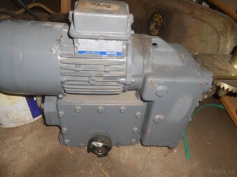 Prodám elektromotor s převodovkou - 4