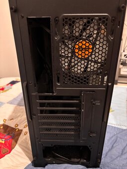 Počítačová skříň včetně 4xventilatoru - velmi dobrý stav - 4