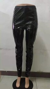 Lesklé lakové / latexové legíny s nízkým pasem - 4