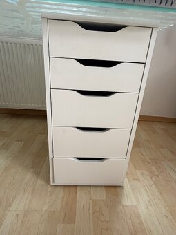 Psací stůl IKEA se skleněnou deskou, podstavcem a židlí - 4