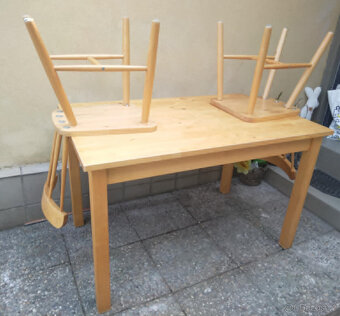 Dřevěný jídelní stůl IKEA + dvě židle - 4