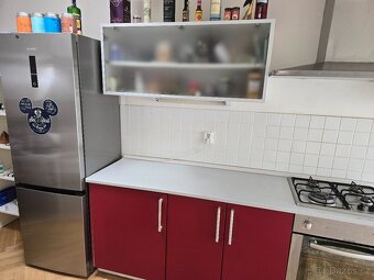 Dobře udržovaná kuchyň s troubou, varnou deskou a lednicí Go - 4