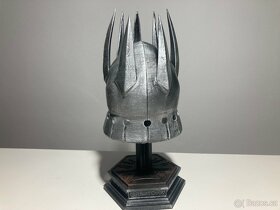 Zaklínač/Witcher - Eredinova helma s podstavcem - 4