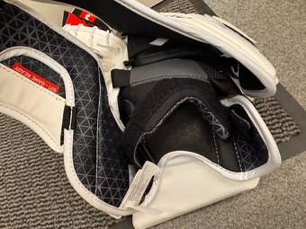 SET CCM LAPAČKA A VYRÁŽEČKA  CCM AXIS F9/EXTREME FLEX 500 - 4