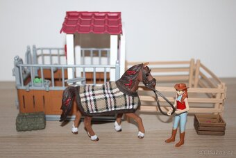 Malá stáj s jezdkyní a příslušenstvím Schleich - 4