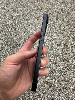 Iphone 15 - baterie 94% - 4
