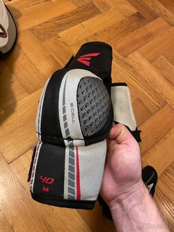 Výstroj hokej SR M - helma, holeně, lokty, rukavice - 4