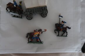 cínoví vojáčci a další figurky - 4
