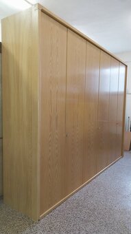 Velká pevná šatní skříň - 4