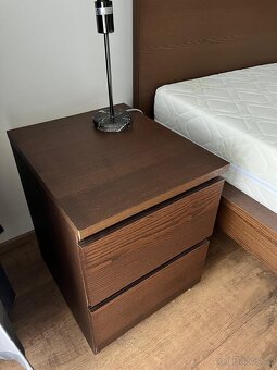 POSTEL VČ. NOČNÍCH STOLKŮ A ÚLOŽNÝCH ŠUPLAT. - 4