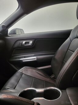 Interiér ford mustang gt pěti litr - 4