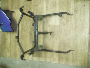 Kawasaki GPZ 500 r. 95  díly - 4