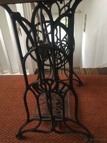 STAROŽITNÝ. ŠICÍ  STROJ. zn. ROYAL - 4