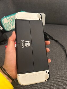 Nintendo Switch OLED + příslušenství a hra (top stav) - 4