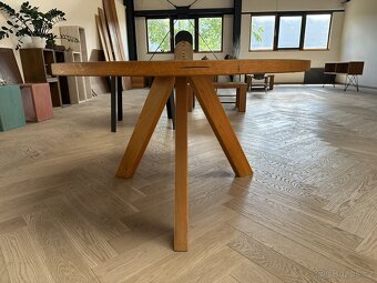 Kulatý dubový stůl o průměru 125 cm - 4