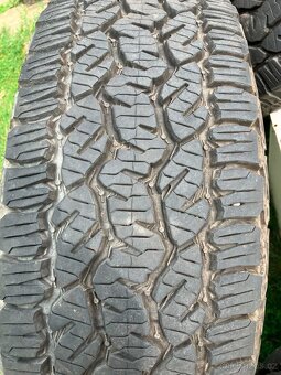 Prodám pneu 235/70R16 - 4