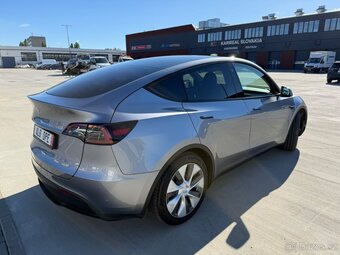 Tesla Model Y RWD Basis 2024 (EU) 37700 € - 4