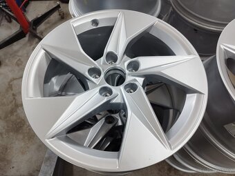 Nová Alu kola Original Audi A3 8Y r17 8Y0601025A - 4
