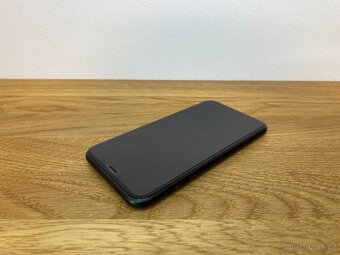 Apple iPhone XR 128GB Black - baterie 86% - 4