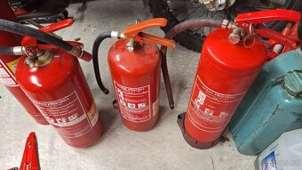 Práškové hasicí přístroje – plně funkční, prošlá revize - 4