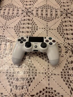 🎮 PS4 Slim 500GB + ovládač + Uncharted 4 - 4