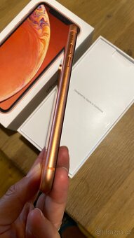iPhone XR 64GB korálový, top stav - 4