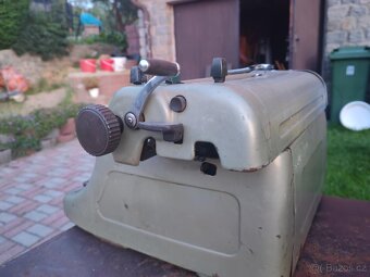 Starý psací stroj značky Ideal - 4