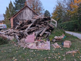Darují dříví na palivo z demolice roubenky - 4